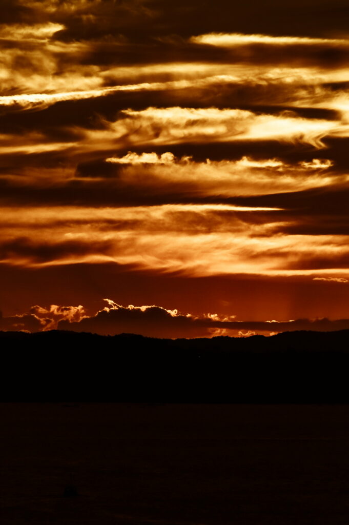 Breathtaking HD Sunset Wallpaper: Golden Hues & Dramatic Clouds