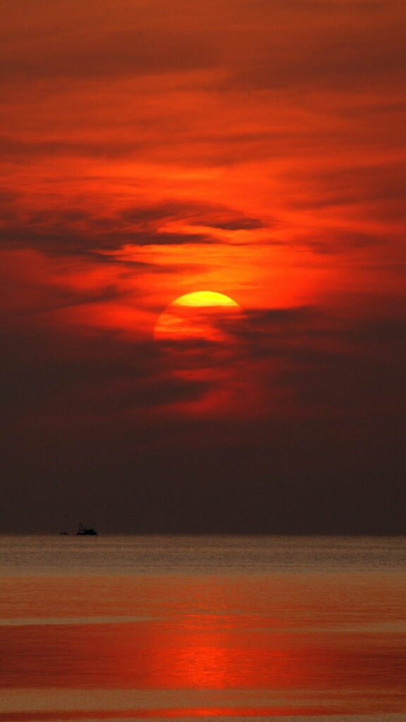 Vibrant Sunset HD Phone Wallpaper Over Serene Water Background