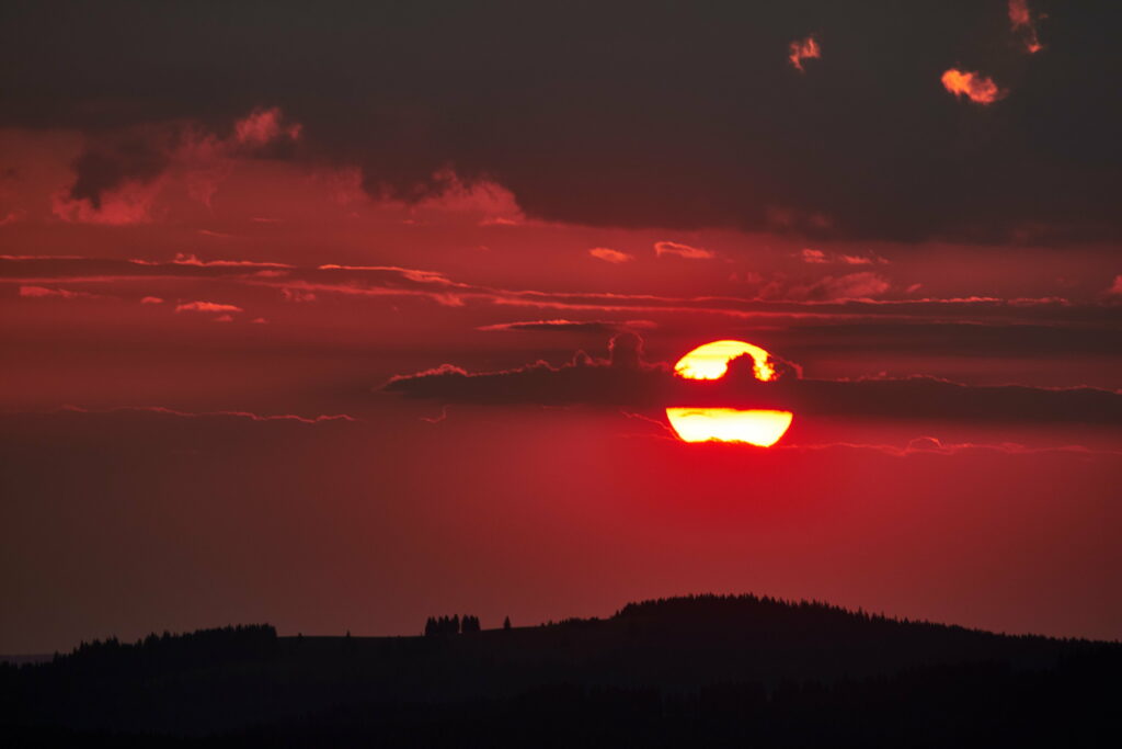 Breathtaking Sunset HD Wallpaper: Dramatic Red & Orange Sky