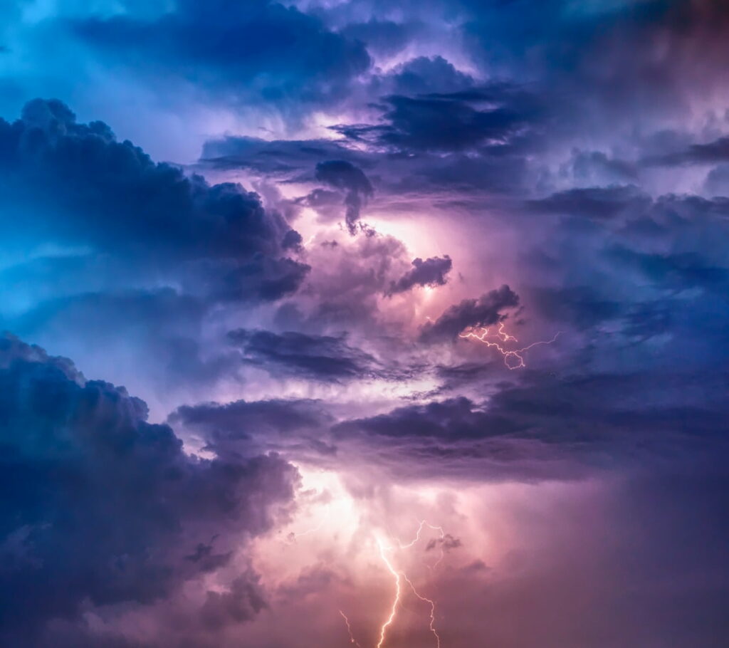 Stunning Thunderstorm HD Wallpaper: Dramatic Clouds & Lightning Background