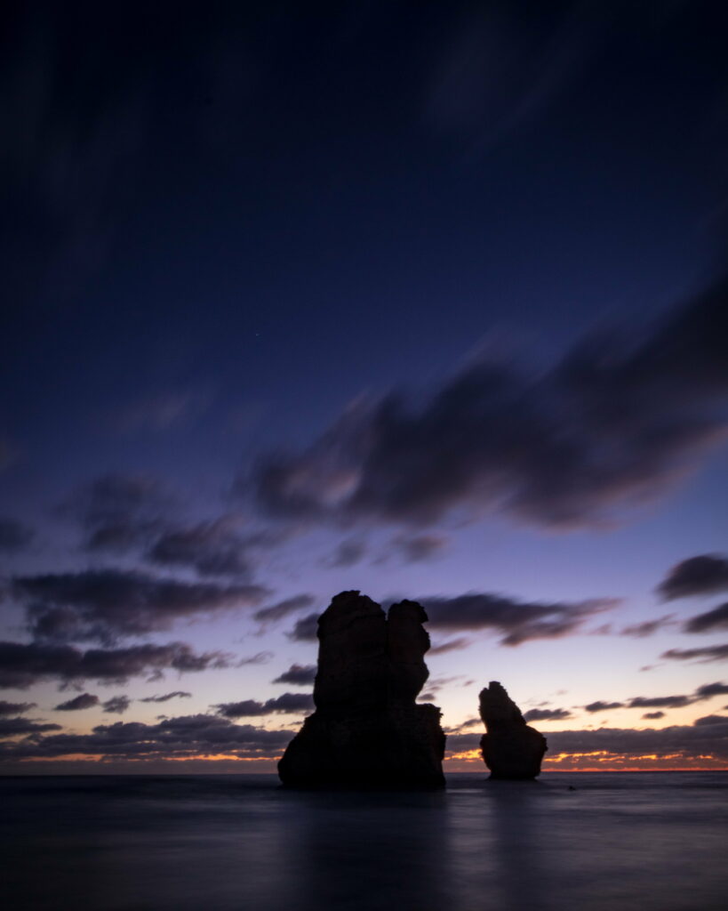 Twilight Ocean HD Wallpaper: Rock Formations & Dusky Sky Background