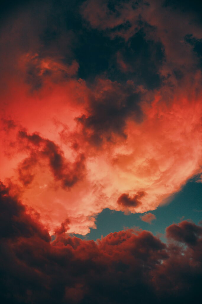 Stunning HD Twilight Sky Wallpaper: Fiery Red Clouds Background