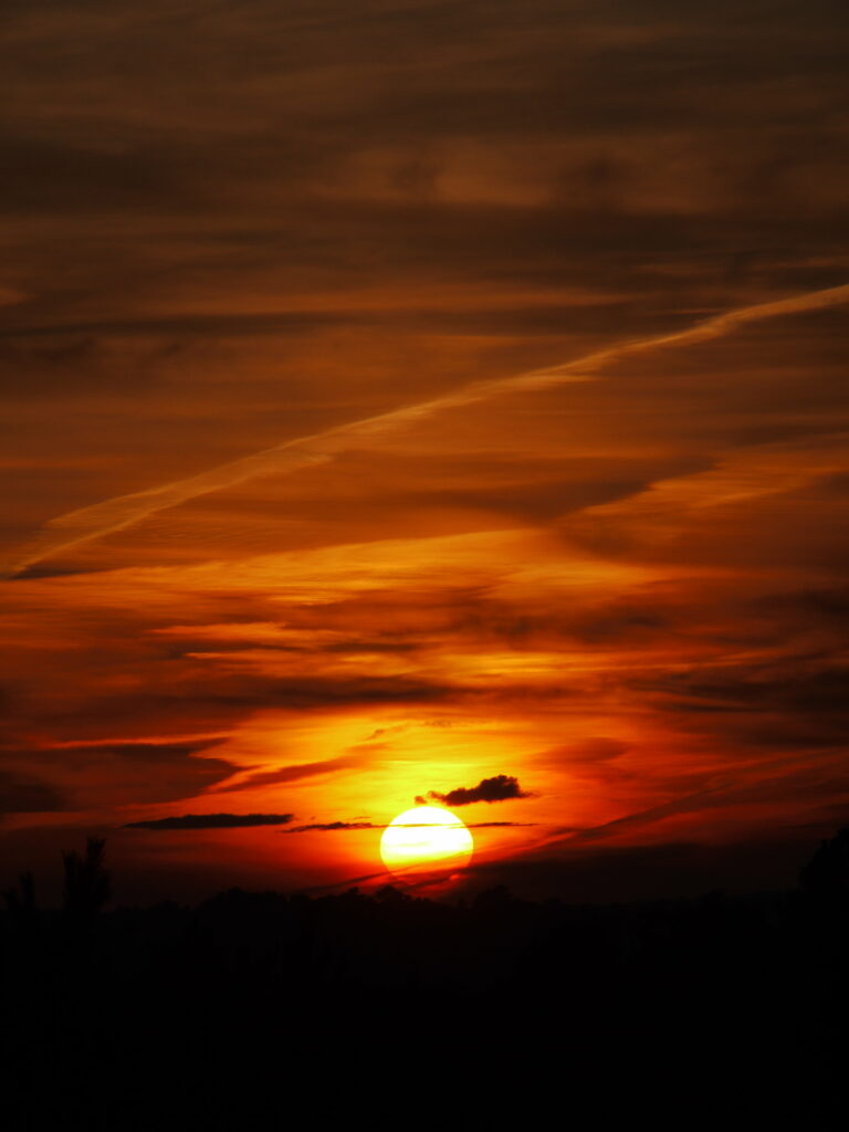 Stunning HD Sunset Wallpaper: Golden Hues & Dramatic Clouds