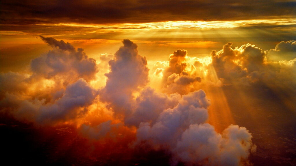 Stunning HD Wallpaper: Golden Sunlight Beams through Dramatic Clouds