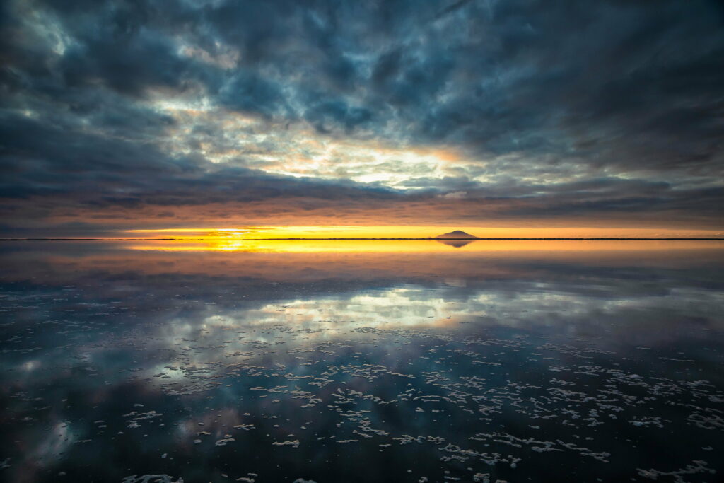 Breathtaking HD Wallpaper: Serene Sea & Sunset Reflection Background