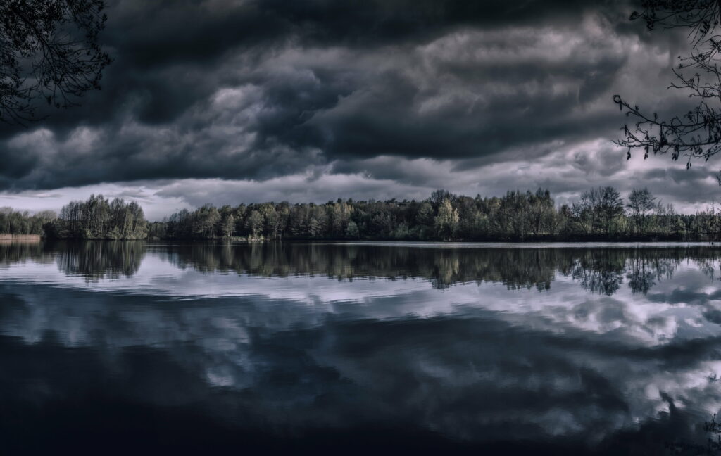 Tranquil Lake HD Wallpaper: Moody Reflections Under Overcast Sky