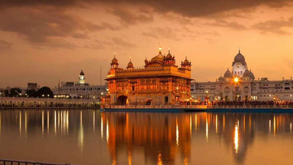 Golden Temple Serenity: HD Wallpaper of Evening Reflections