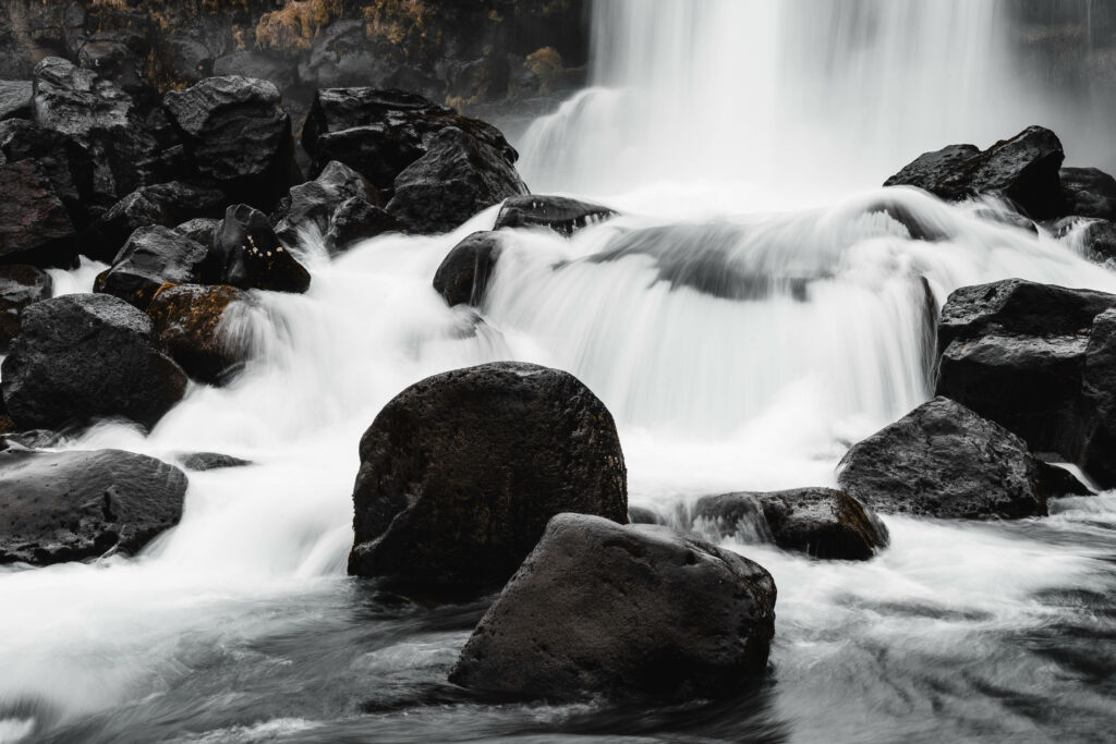 Powerful Waterfall HD Wallpaper Over Rugged Rocks – Serene Background