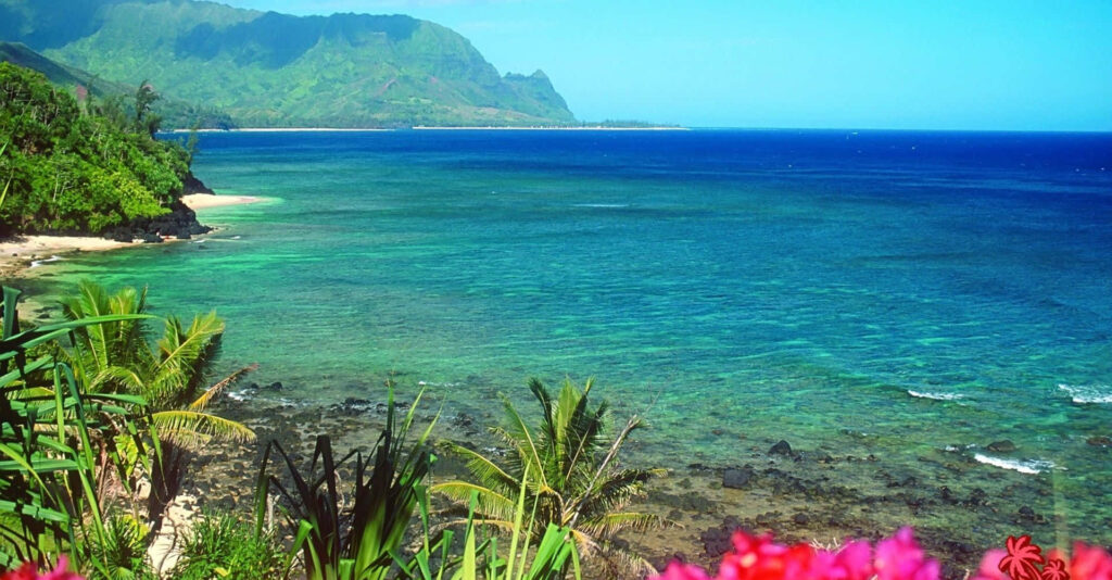 Stunning Hawaii Coastline Wallpaper: Turquoise Waters & Lush Greenery
