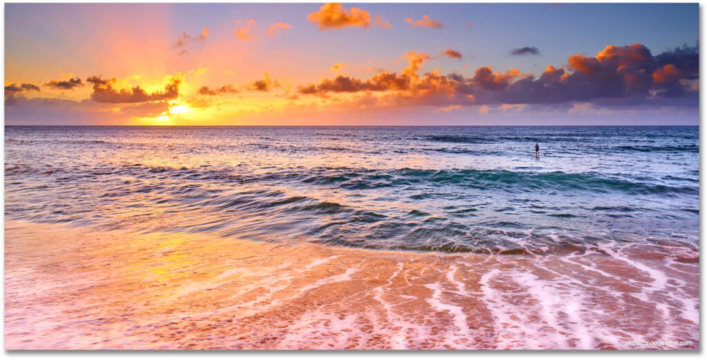 Stunning Hawaiian Sunset Wallpaper: Tranquil Beach Scene