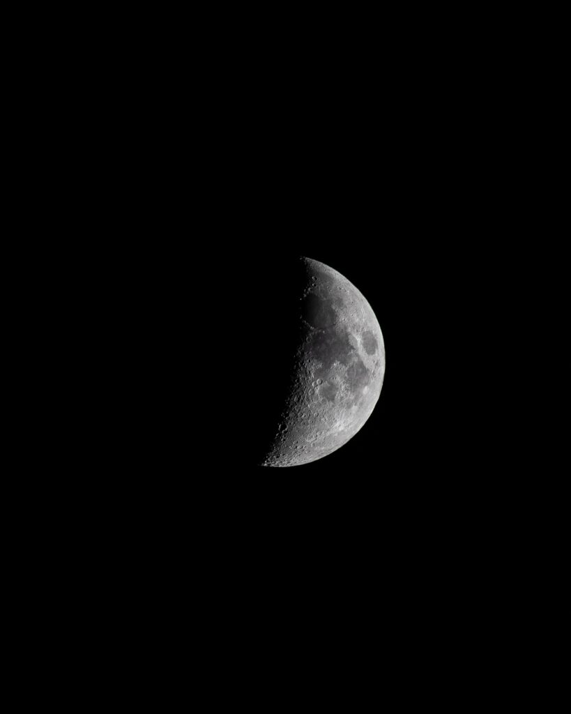Exquisite Moon Wallpaper: High-Resolution Night Sky Background