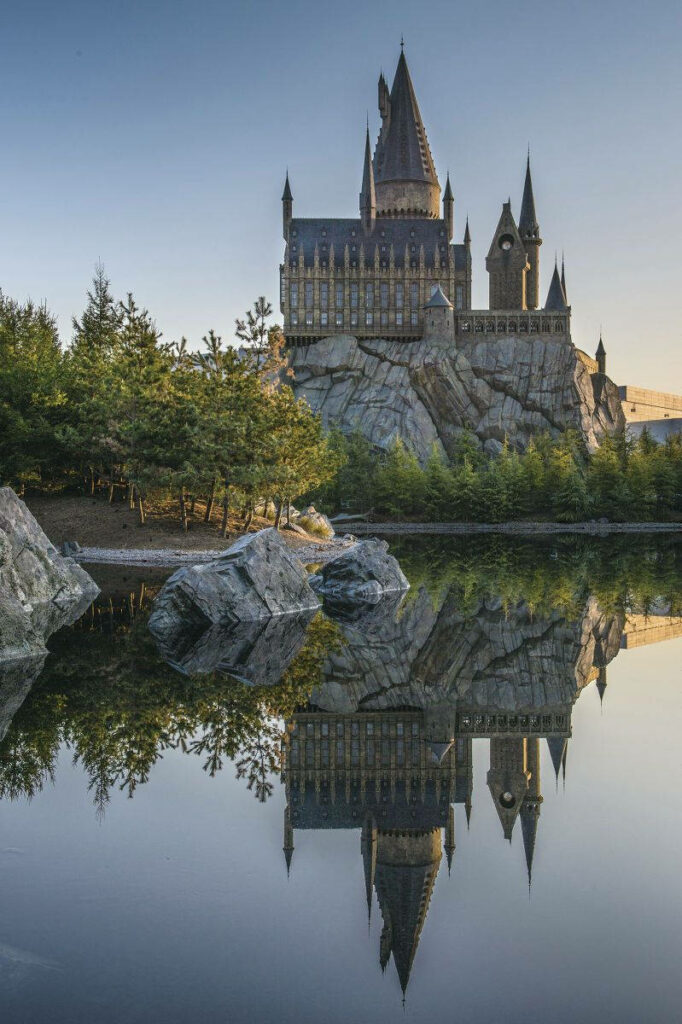 Hogwarts Castle Wallpaper: Enchanting Twilight Reflection