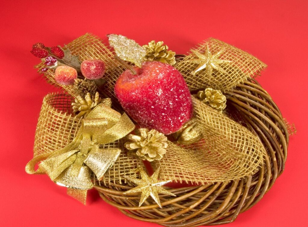 Festive Red Wreath Wallpaper: Holiday Decor with Glittering Apple & Pinecones