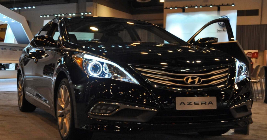 Luxury Hyundai Azera Wallpaper: Sleek Design in Showroom Lighting