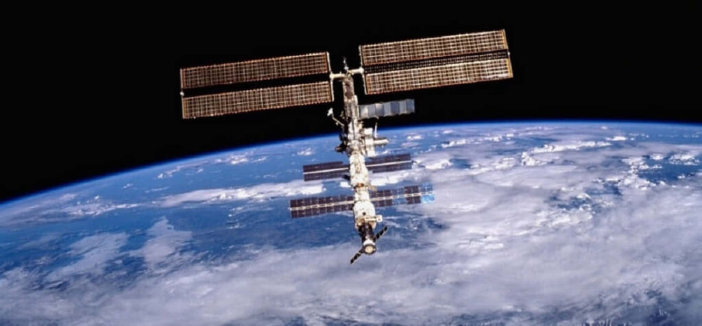 Stunning ISS Wallpaper: Earth’s Curvature & Deep Space View