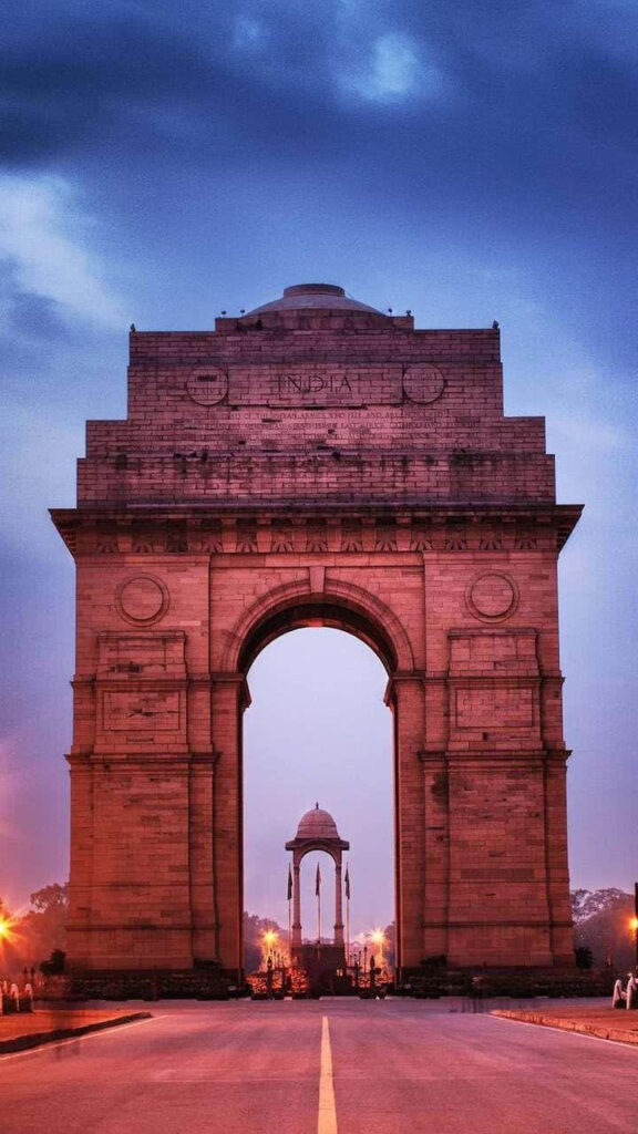 Stunning India Gate Wallpaper: Architectural Grandeur with Vibrant Sky