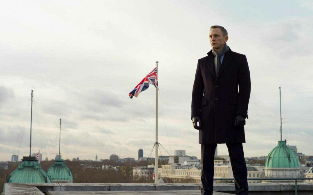 Elegant James Bond Wallpaper: Rooftop Cityscape & Union Jack