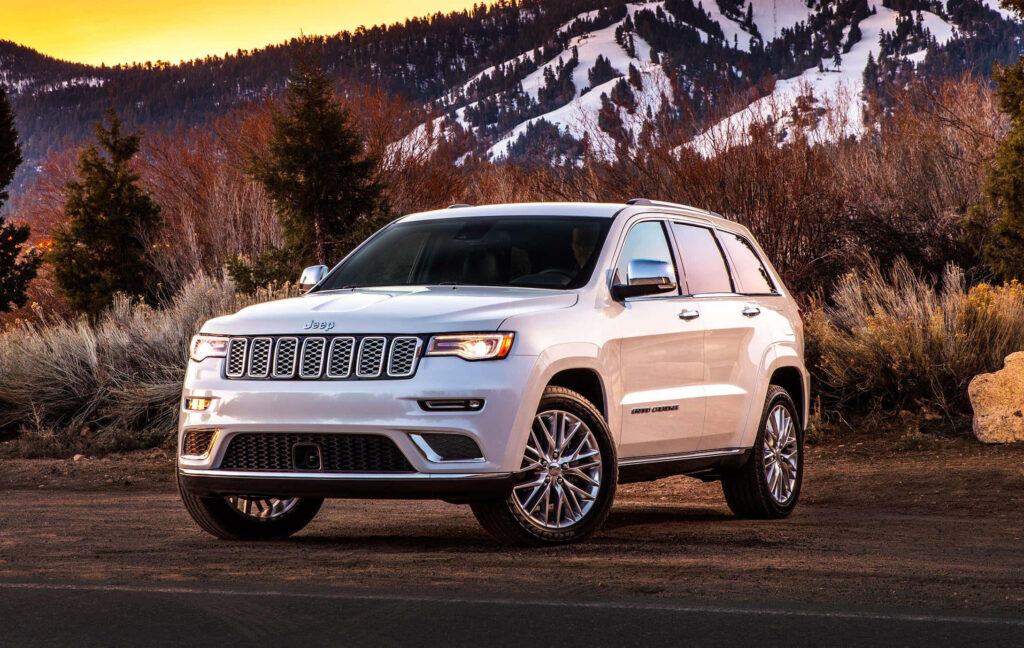 Jeep Grand Cherokee Wallpaper: Power and Elegance in Snowy Mountains