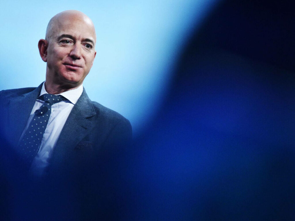 Elegant Jeff Bezos Wallpaper: Gradient Backdrop & Professional Appeal