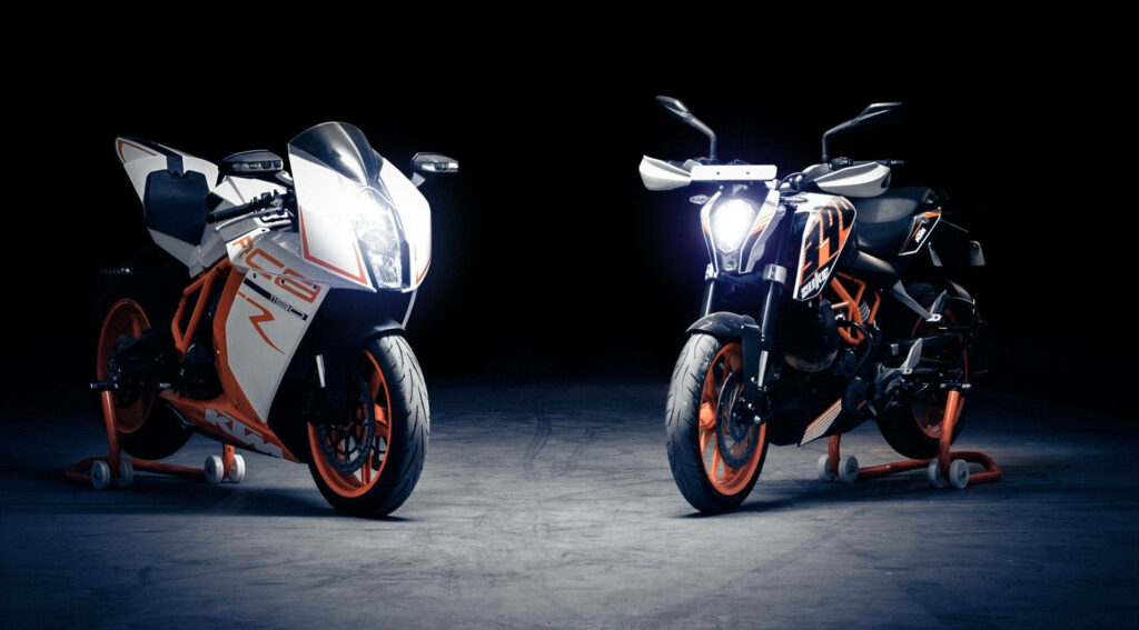 Powerful KTM Duke 390 & 1190 RC8 Wallpaper - Sporty Action Shot