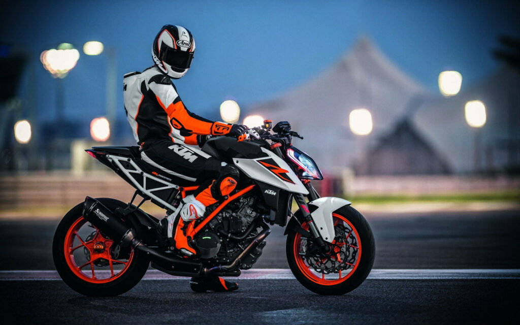Stunning KTM Duke 390 Wallpaper: Rider in Urban Evening Glow