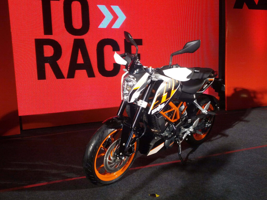 Thrilling KTM Duke 390 Wallpaper: Speed & Performance Unleashed