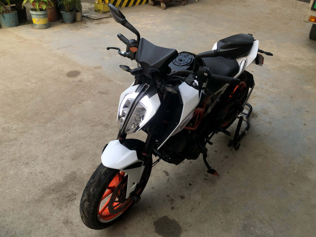 Stunning KTM Duke 390 Wallpaper: Sleek White & Orange Design