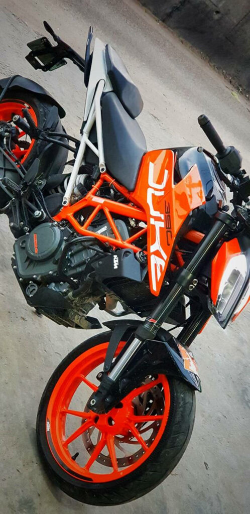 KTM Duke 390 Wallpaper: Sporty Design & Bold Color Scheme