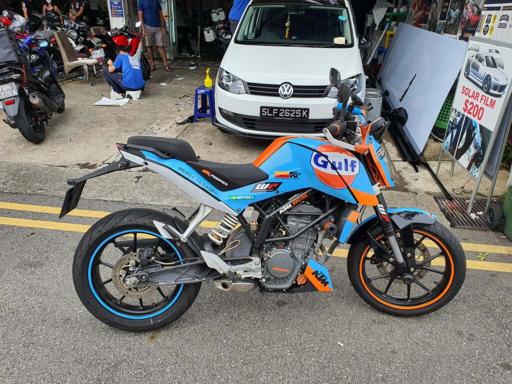 KTM Duke Motorcycle Wallpaper: Gulf-Inspired Agility in Orange & Blue