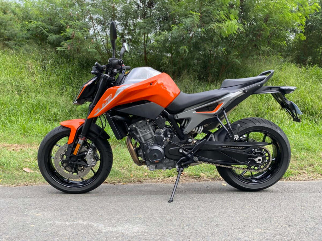 Stunning KTM Duke Wallpaper: Bold Orange & Black Motorcycle Design