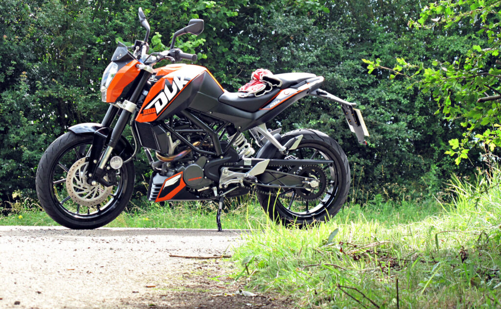 Stunning KTM Duke Wallpaper: Thrill of Performance in Green Backdrop