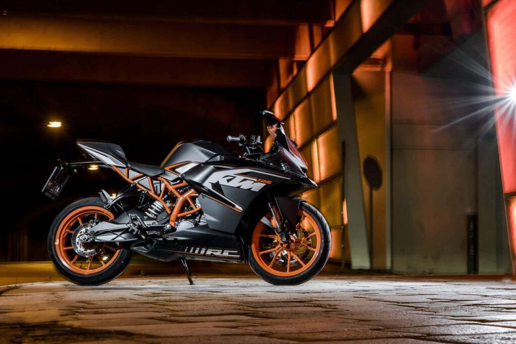 Stunning KTM Motorcycle Wallpaper: Sleek Design & Urban Vibes