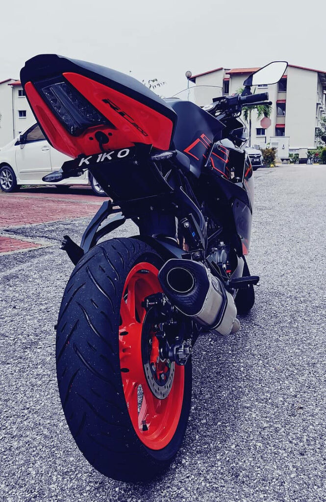 Vibrant KTM RC 200 Wallpaper: Sporty Design & Urban Vibe