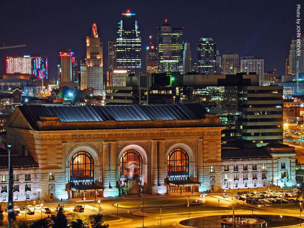 Stunning Kansas City Nighttime Skyline Wallpaper with Historic Building