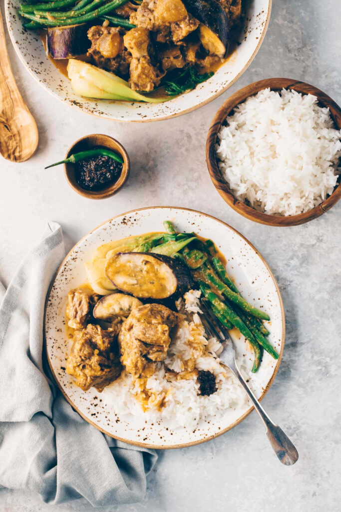 Stunning Kare-Kare Wallpaper: Filipino Dish with Peanut Sauce & Rice