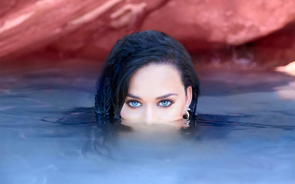 Mesmerizing Katy Perry Wallpaper: Dramatic Water Visual Effect