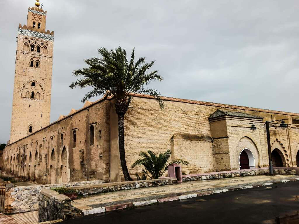Stunning Koutoubia Mosque Wallpaper: Iconic Architecture & Palm Trees