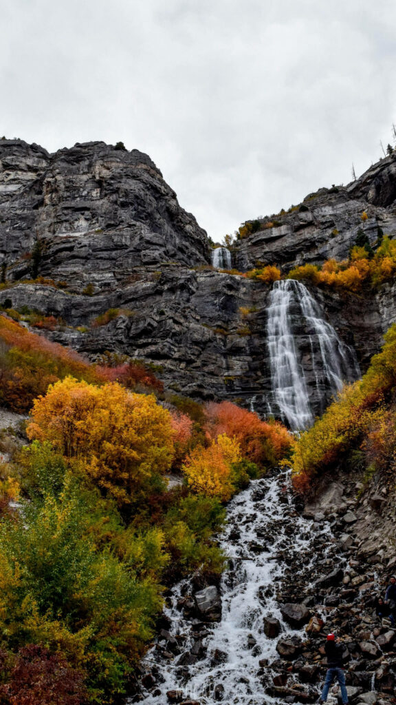 Stunning Autumn Landscape Wallpaper for LG G3: Waterfall & Foliage