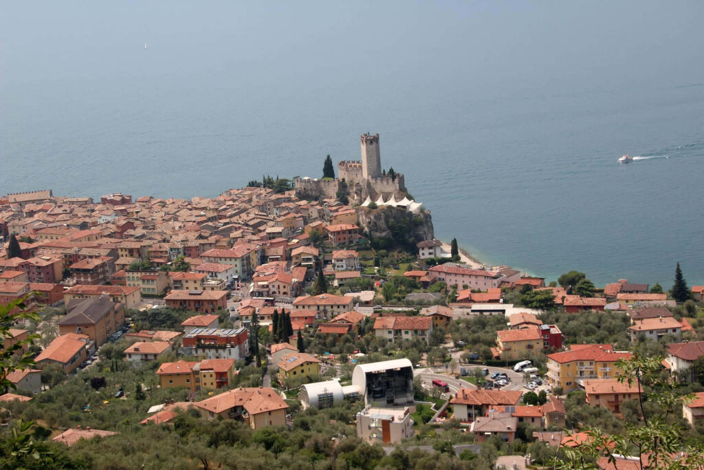 Stunning Lago di Garda Panoramic View: Rustic Town & Castle Wallpaper