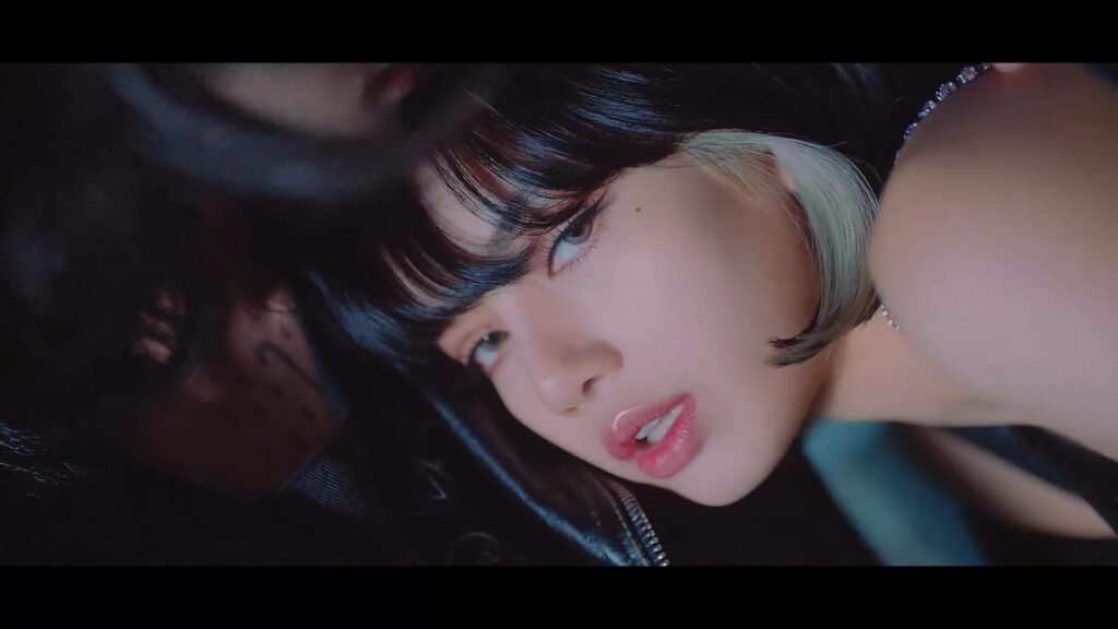 Chic Lalisa Manoban Wallpaper: Stylish Background with Captivating Gaze