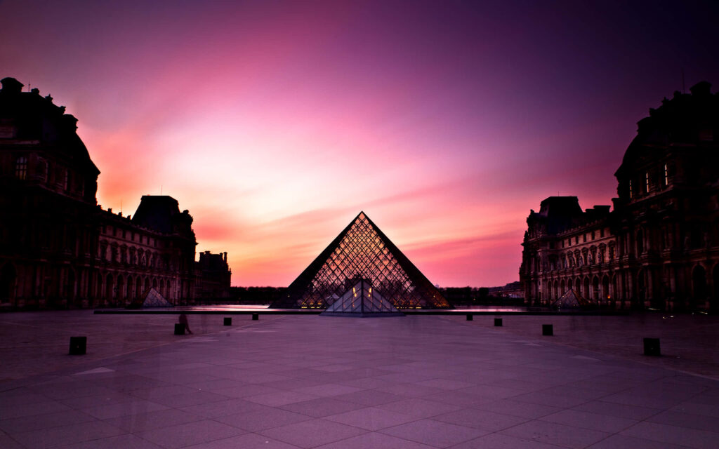 Stunning Louvre Museum Wallpaper: Pink Sky & Iconic Glass Pyramid