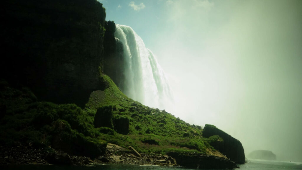 Stunning Low-Angle Niagara Falls Wallpaper: Cascading Water & Lush Greenery