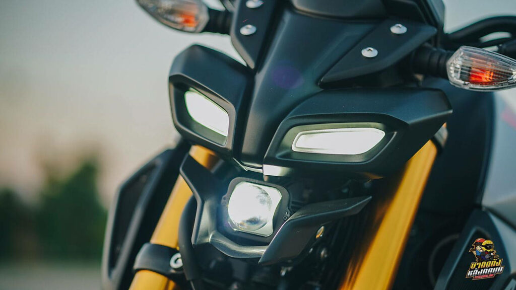 Close-Up Wallpaper: Aggressive Black & Yellow Yamaha MT-15 Design