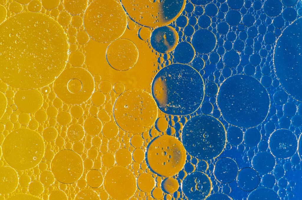 Stunning Macro Wallpaper: Vibrant Bubbles in Yellow & Blue Liquid