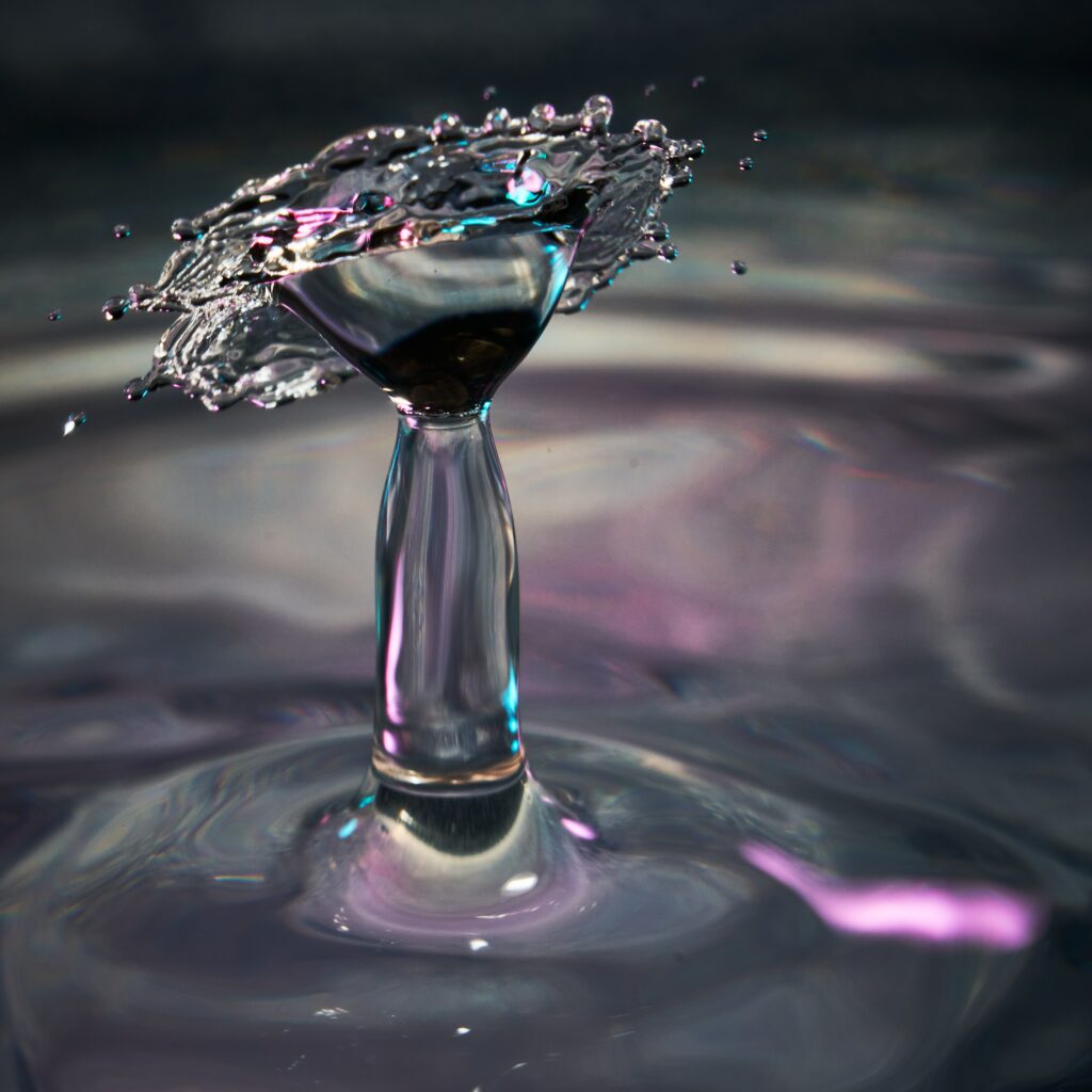 Vibrant Macro Water Splash Wallpaper: Intricate Droplets in Motion