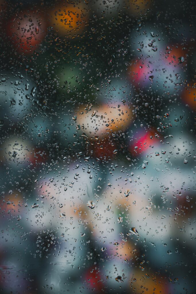 Stunning Macro Wallpaper: Rain Droplets & Vibrant Bokeh Background