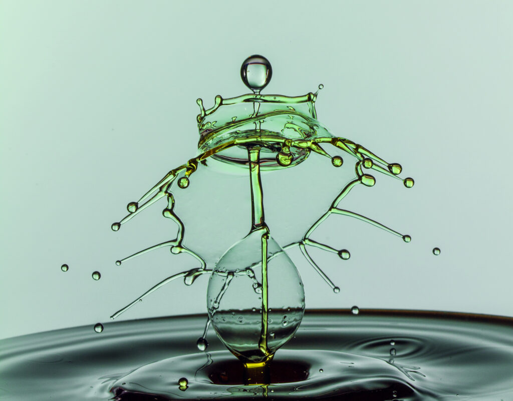 Stunning Macro Wallpaper: Vibrant Water Droplets in Motion