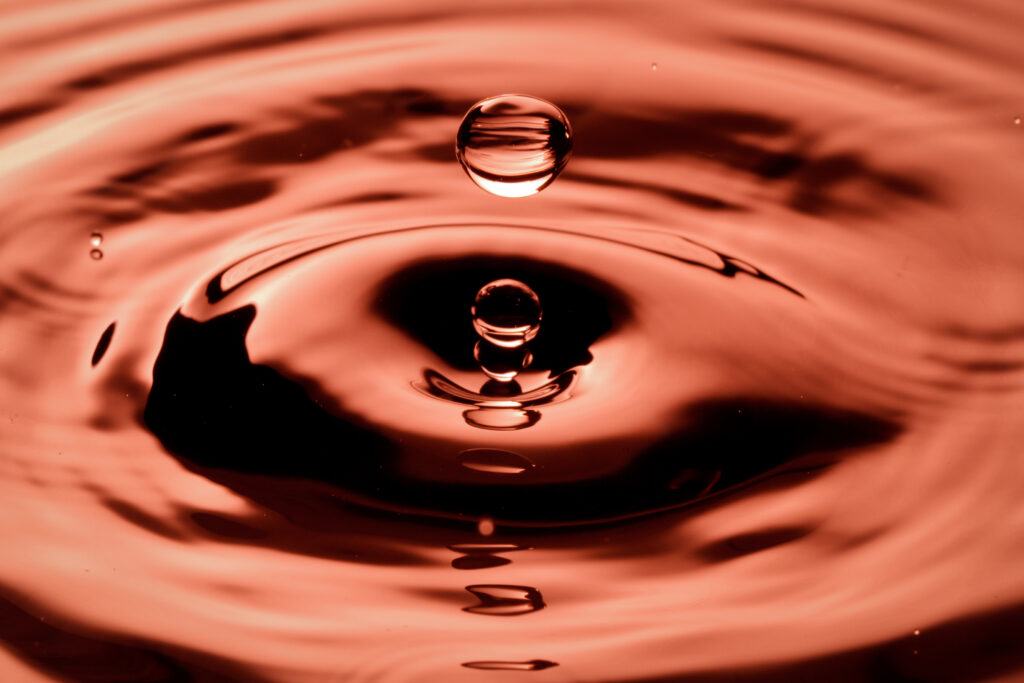 Vivid Red Macro Wallpaper: Mesmerizing Liquid Drops & Ripples