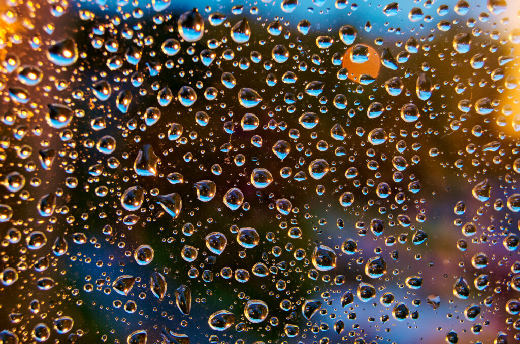 Stunning Macro Wallpaper: Water Droplets on Glass with Colorful Bokeh