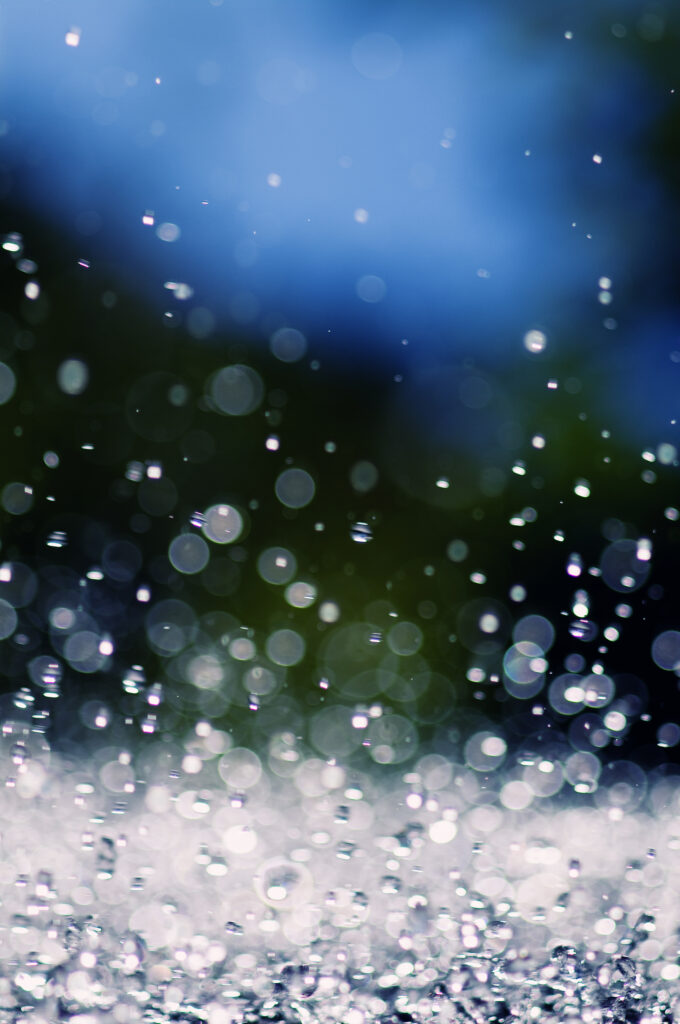 Dynamic Macro Wallpaper: Water Drops & Splashes in Soft Focus